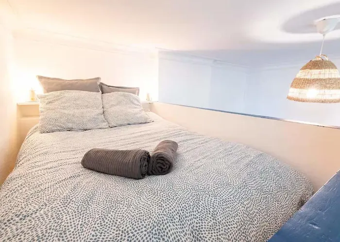 Bright Close To The Center * Nîmes